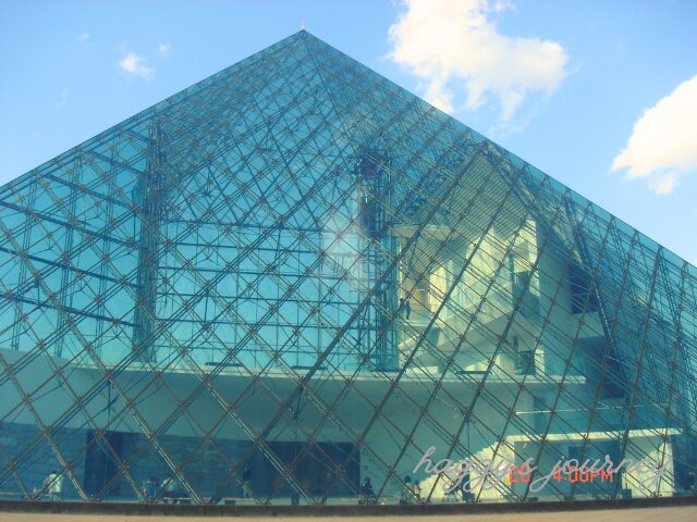ガラスのピラミッドの写真