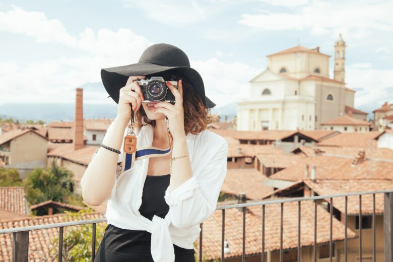 旅先で写真を撮る女性