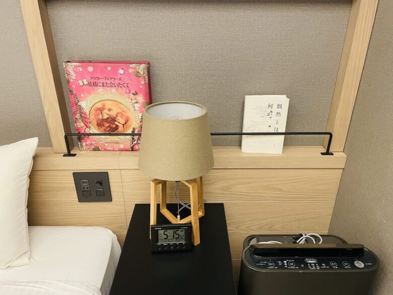 LAMPLIGHTBOOKSHOTEL_BEDSIDE