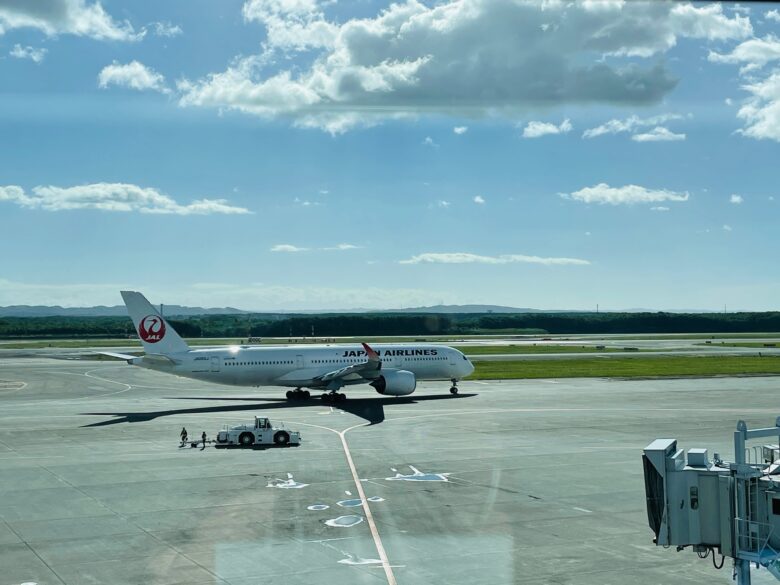 新千歳空港_スーパーラウンジ_窓側カウンター席