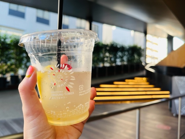 おりづるタワー_握手カフェ