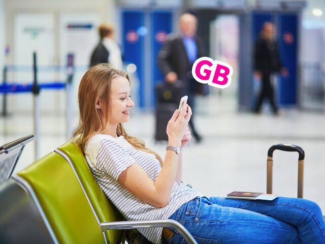 スマホいじる女性