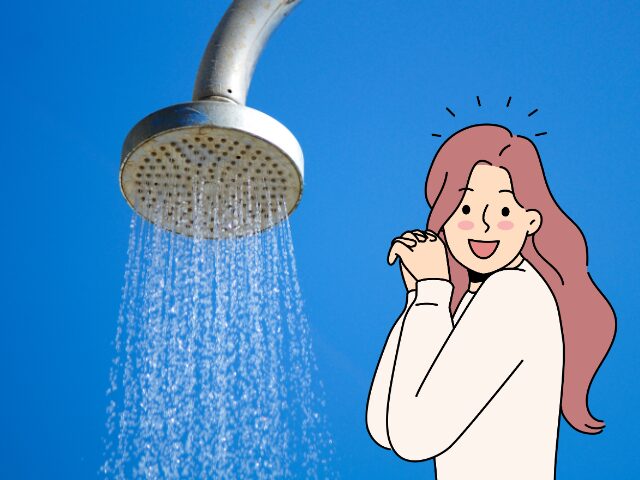 シャワーに喜ぶ女性