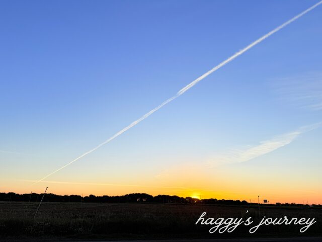 スペイン巡礼、飛行機雲、朝日