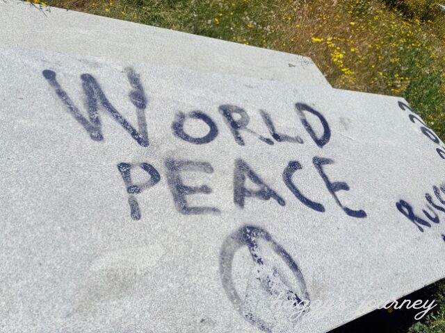 ワールドピースと書かれたテーブル