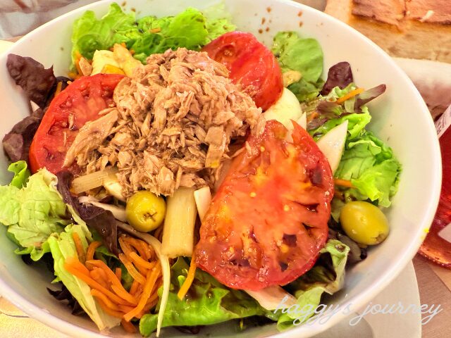 スペイン巡礼仲間とレオンでディナー、サラダ