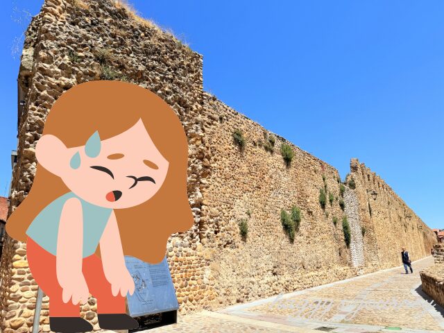 歩き疲れた女性