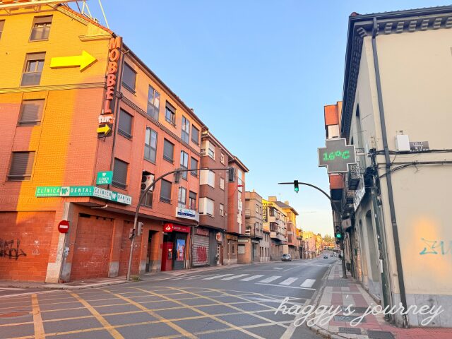 レオン、街はずれ