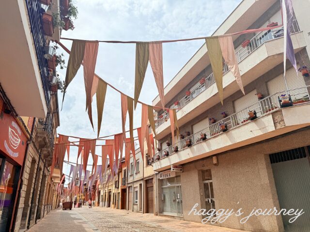 オスピタル・デ・オルビゴ、街に旗