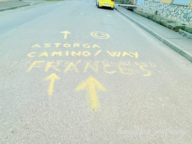 スペイン巡礼、道路に描かれた道しるべ