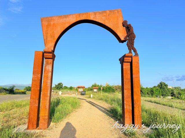 スペイン巡礼、アストルガ、街はずれ、モニュメント