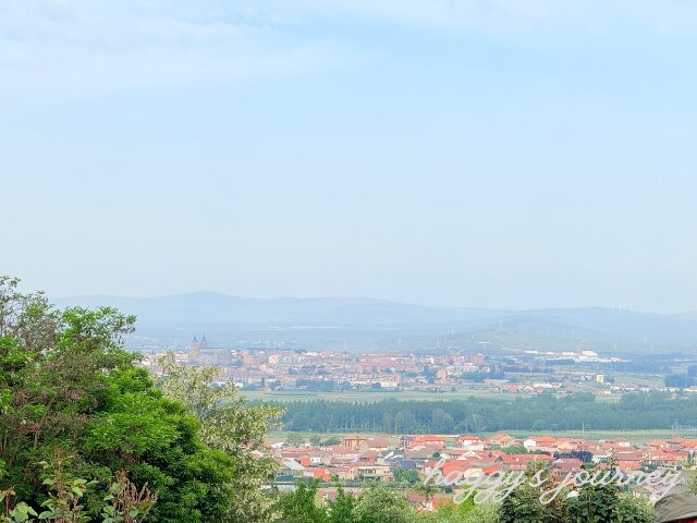 高台からアストルガの街を見下ろす