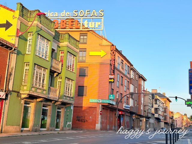 レオン、街はずれ