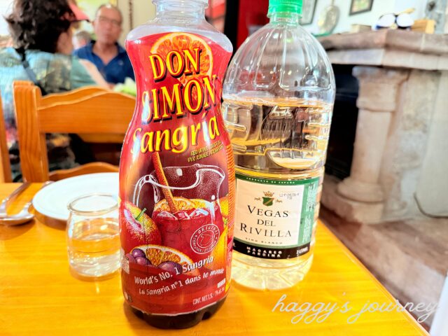 ポンフェラダ、アルベルゲでワイン