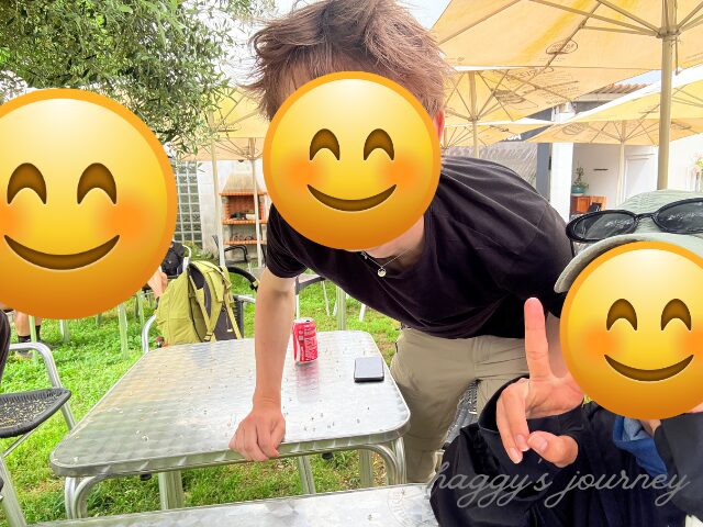 スペイン巡礼、カフェで仲間と写真
