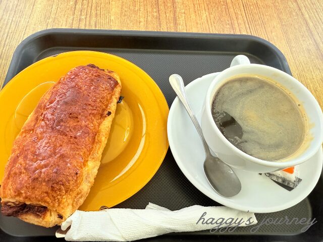 カフェ、パンとコーヒー