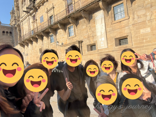 サンティアゴ・デ・コンポステーラ大聖堂前で集合写真
